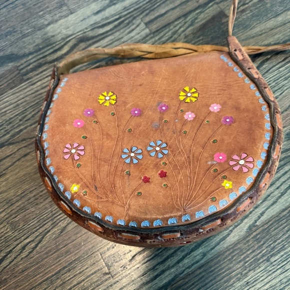 Vintage 60s/70s tooled leather painted floral boho bag - Picture 4 of 7